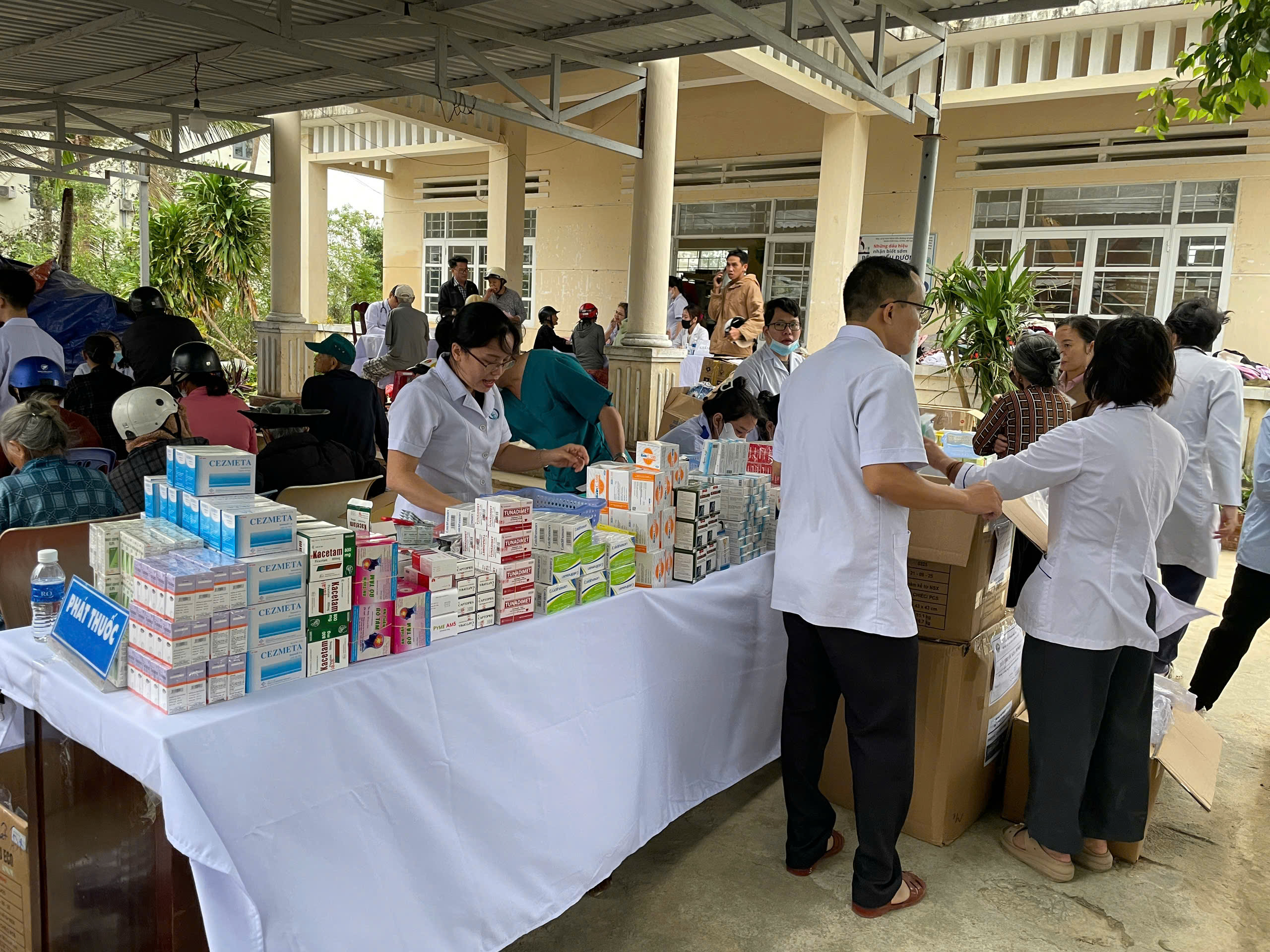 Khám chữa bệnh thiện nguyện cho người dân sau lũ lụt