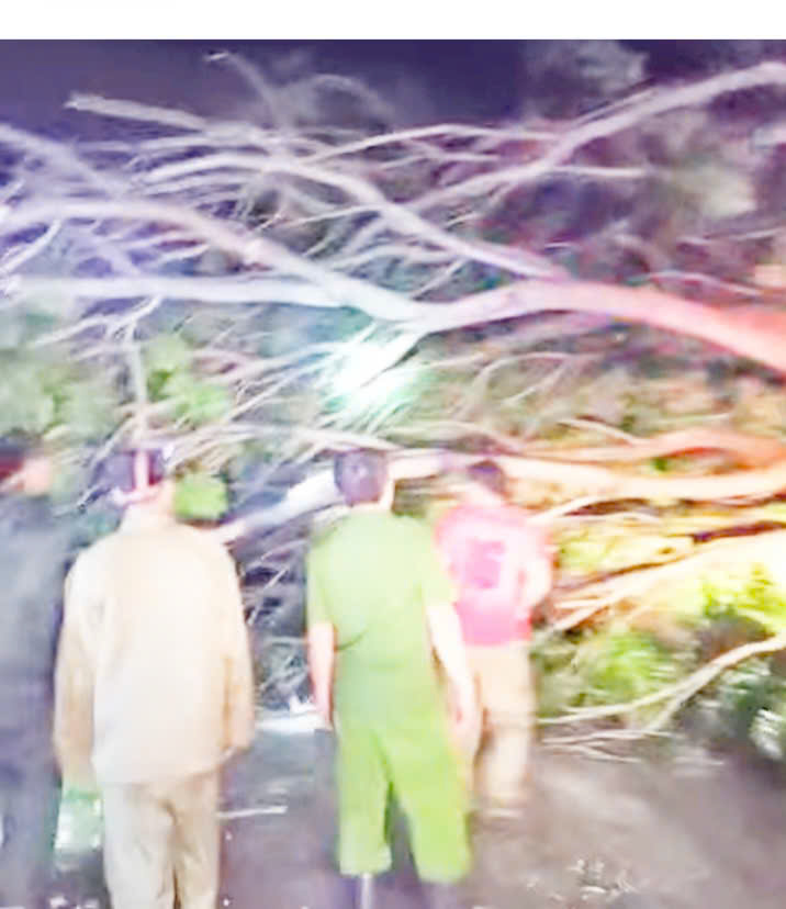 TTYT Tuy An cùng các ban ngành đoàn thể hết mình vì sự ATNB và người dân địa phương trong cơn bão 13