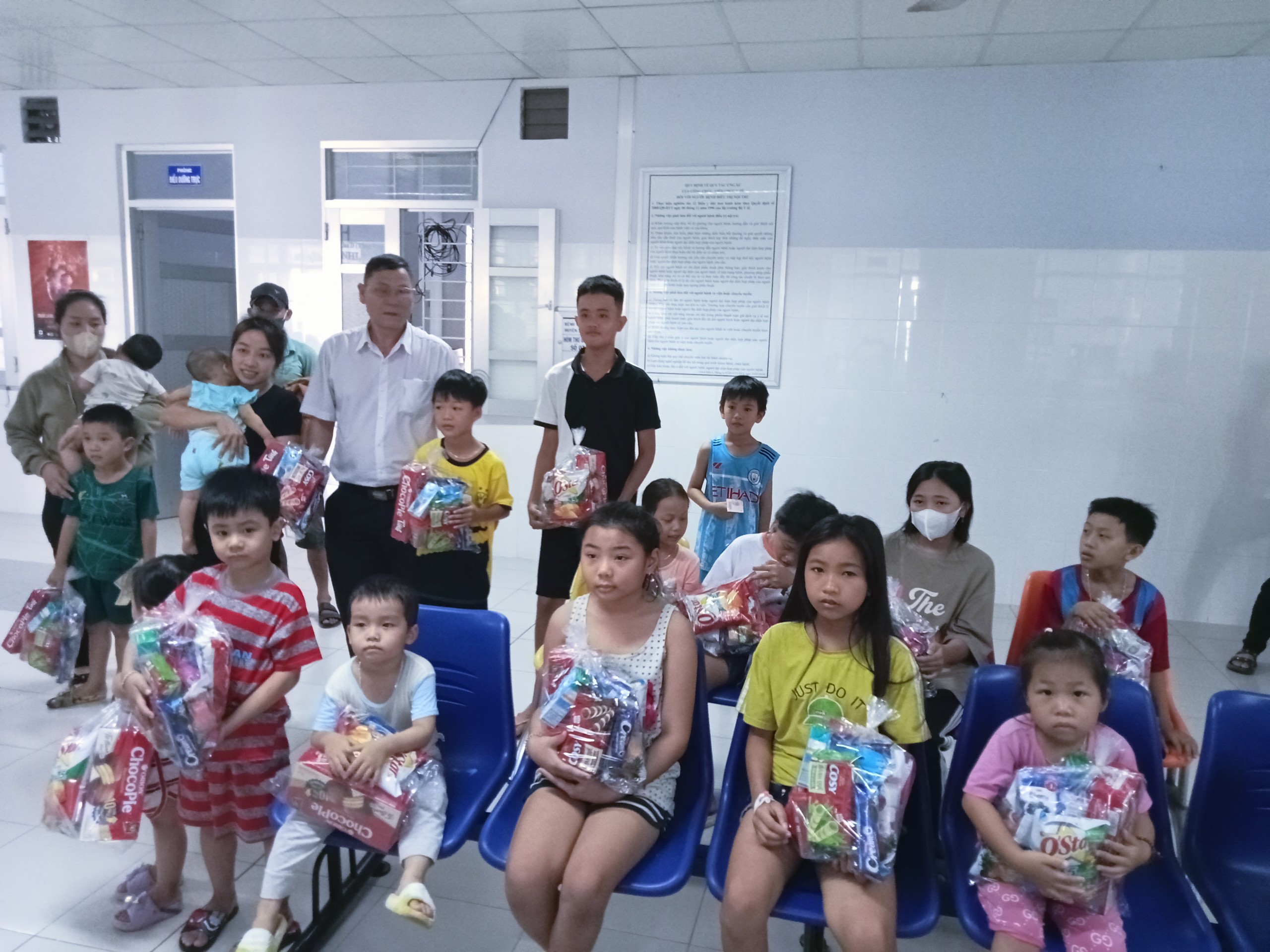 Phòng LĐ-TB&XH huyện Tuy An thăm, tặng quà cho các bệnh nhi đang điều trị tại TTYT Tuy An