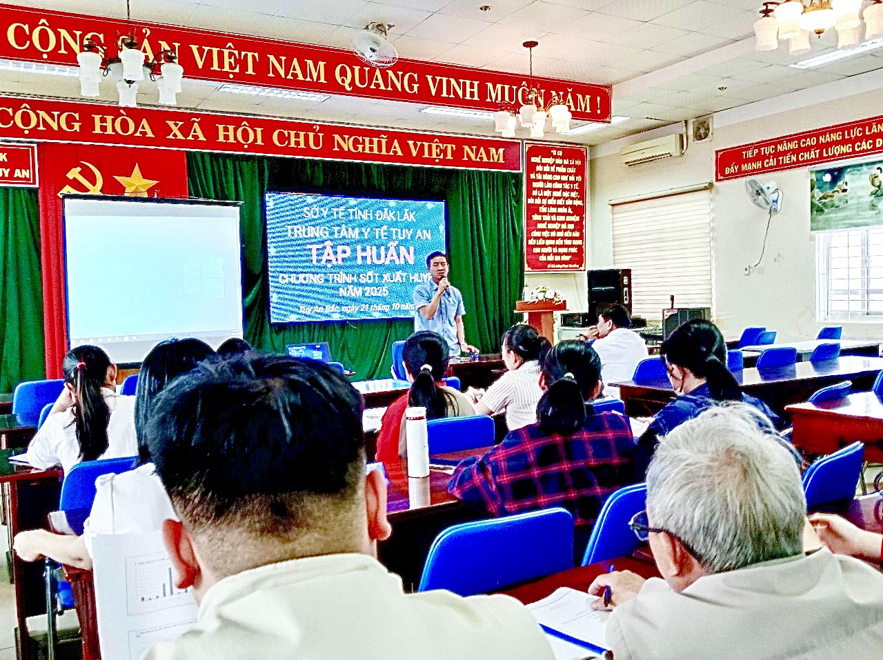 Trung tâm Y tế Tuy An tổ chức tập huấn Phòng chống và Điều trị sốt xuất huyết cho cán bộ, viên chức 