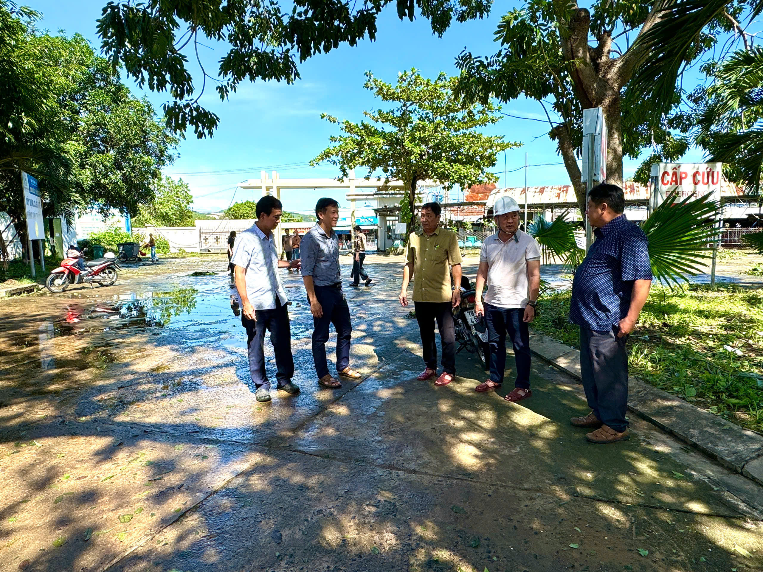 LĐ Sở Y tế tỉnh Đắk Lắk đến thăm TTYT Tuy An sau cơn bão số 13