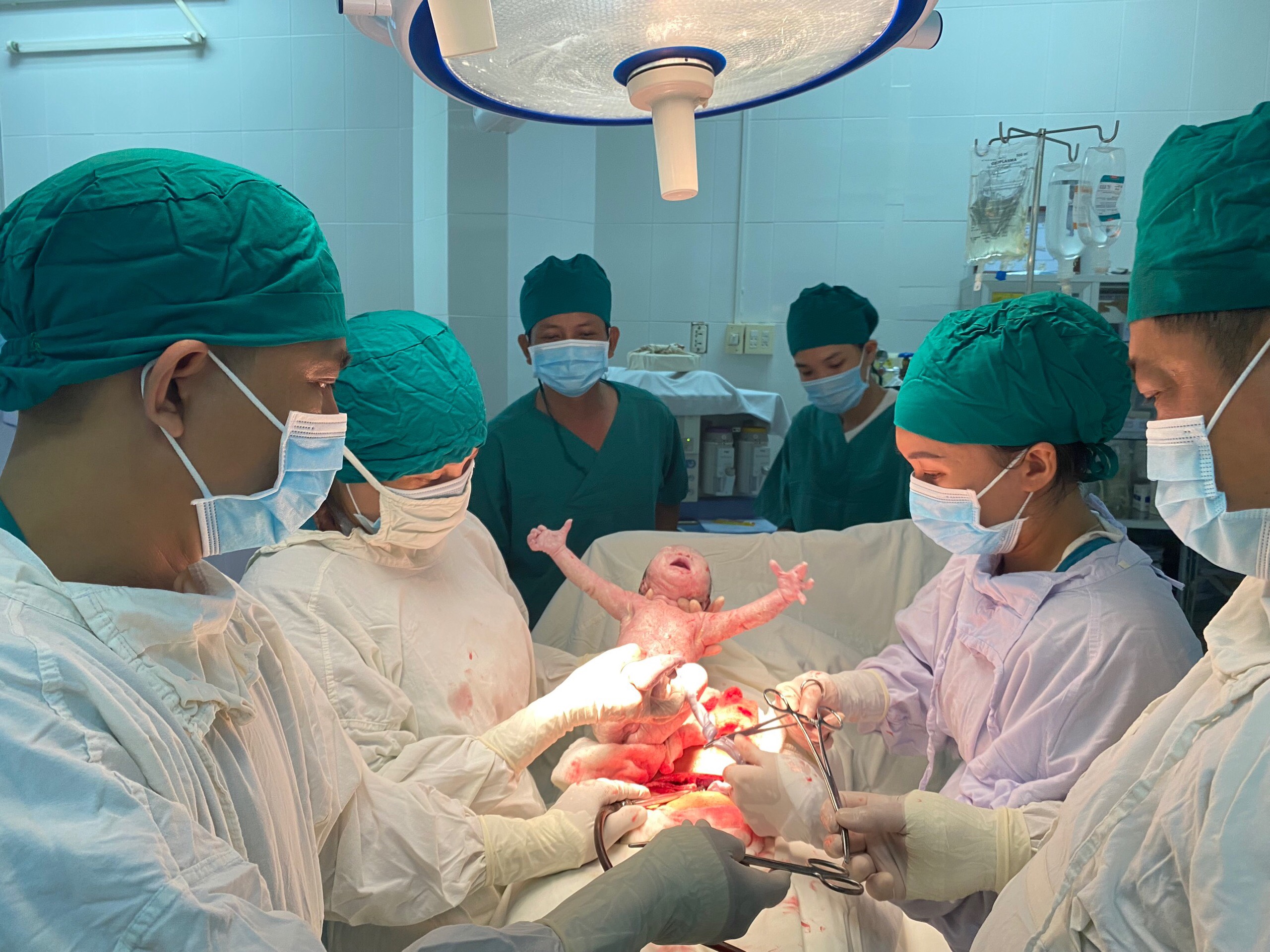  Trung tâm Y tế huyện Tuy An thực hiện 2 ca mổ: song sinh và sinh mổ lần thứ 4 'mẹ tròn, con vuông'