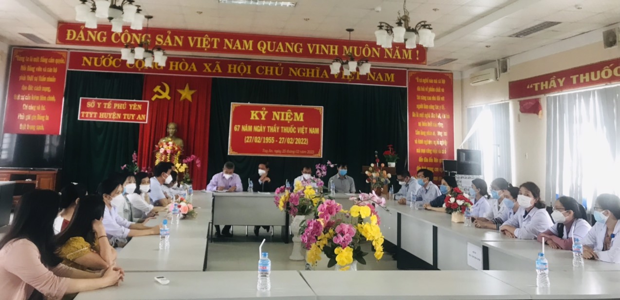 Lãnh đạo tỉnh thăm, chúc mừng cán bộ ngành y tế nhân ngày Thầy thuốc Việt Nam 27/2.