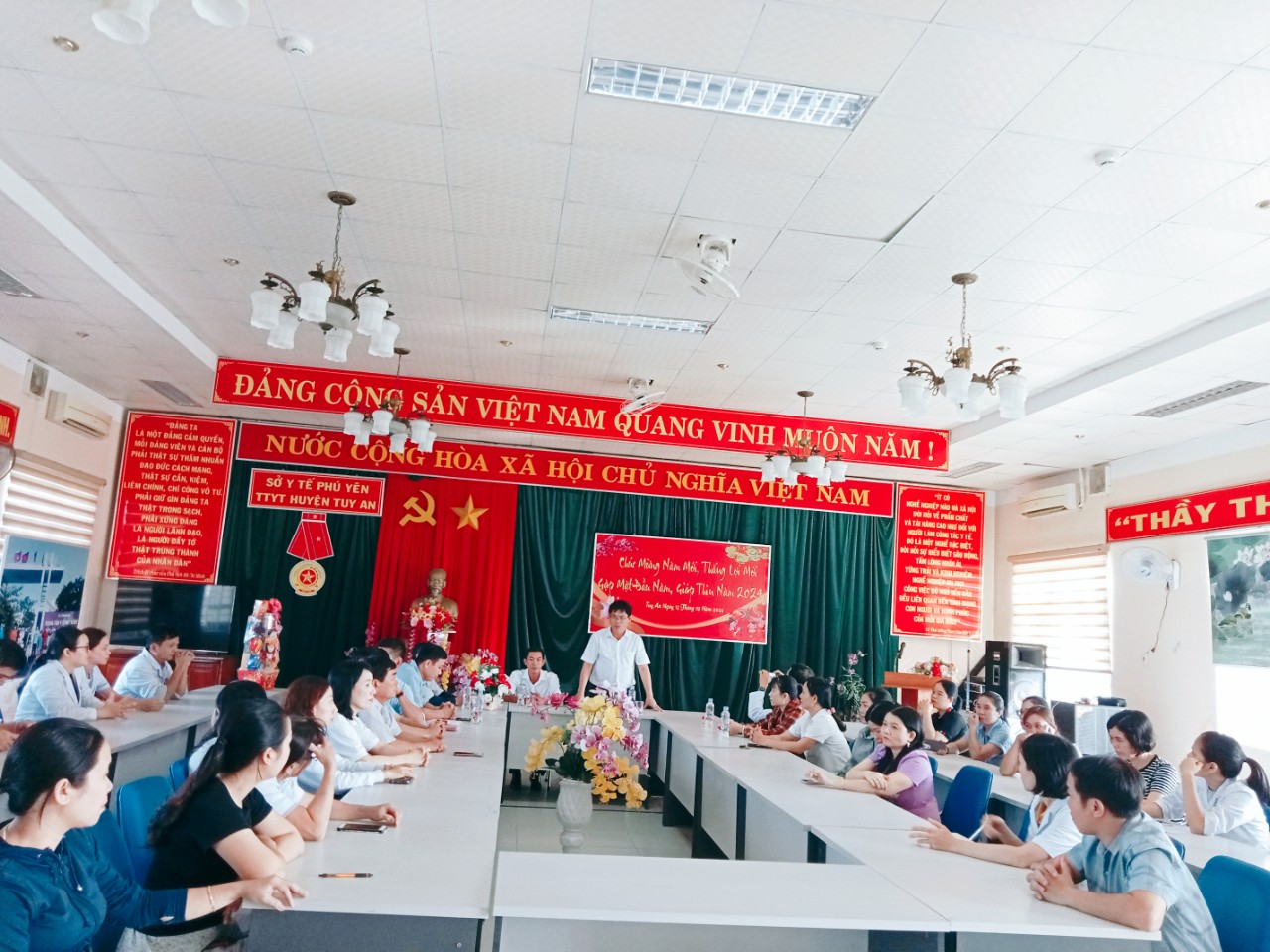 UBND huyện thăm cán bộ, viên chức, người lao động và bệnh nhân TTYT huyện Tuy An