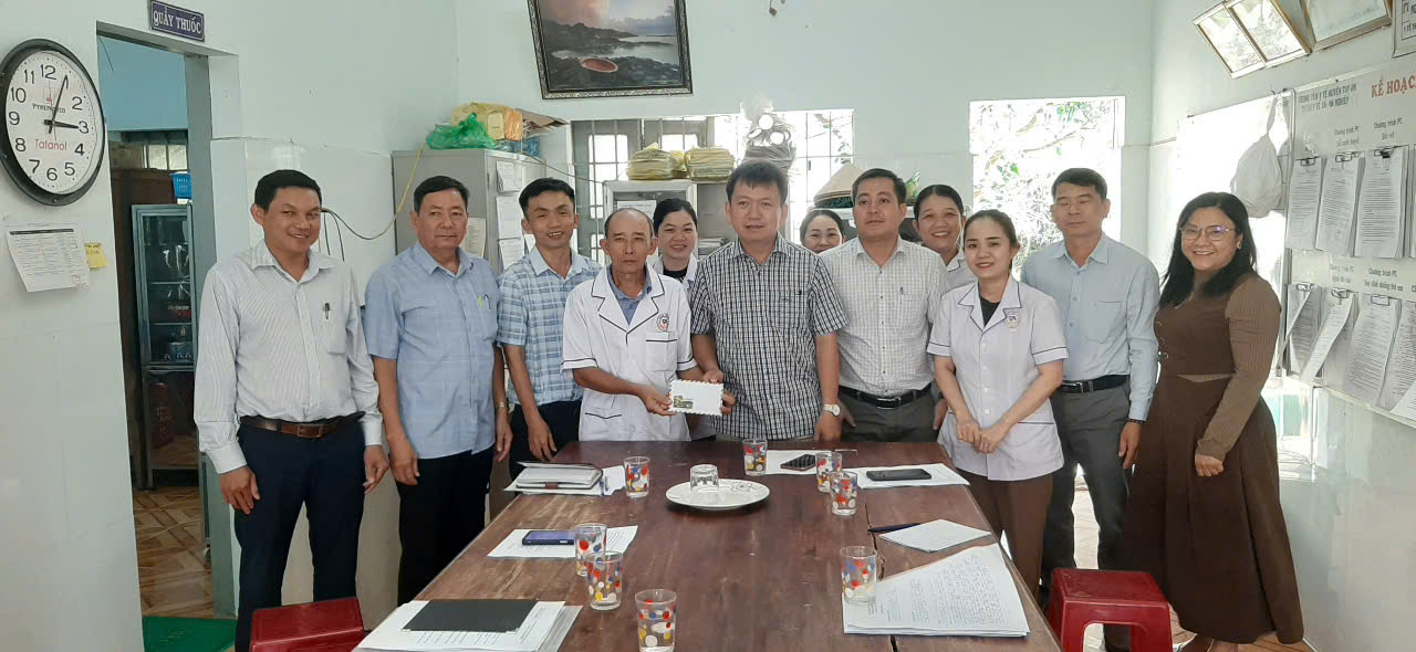 Kiểm tra công tác khắc phục, ổn định đời sống nhân dân sau bão số 13 tại các trạm y tế