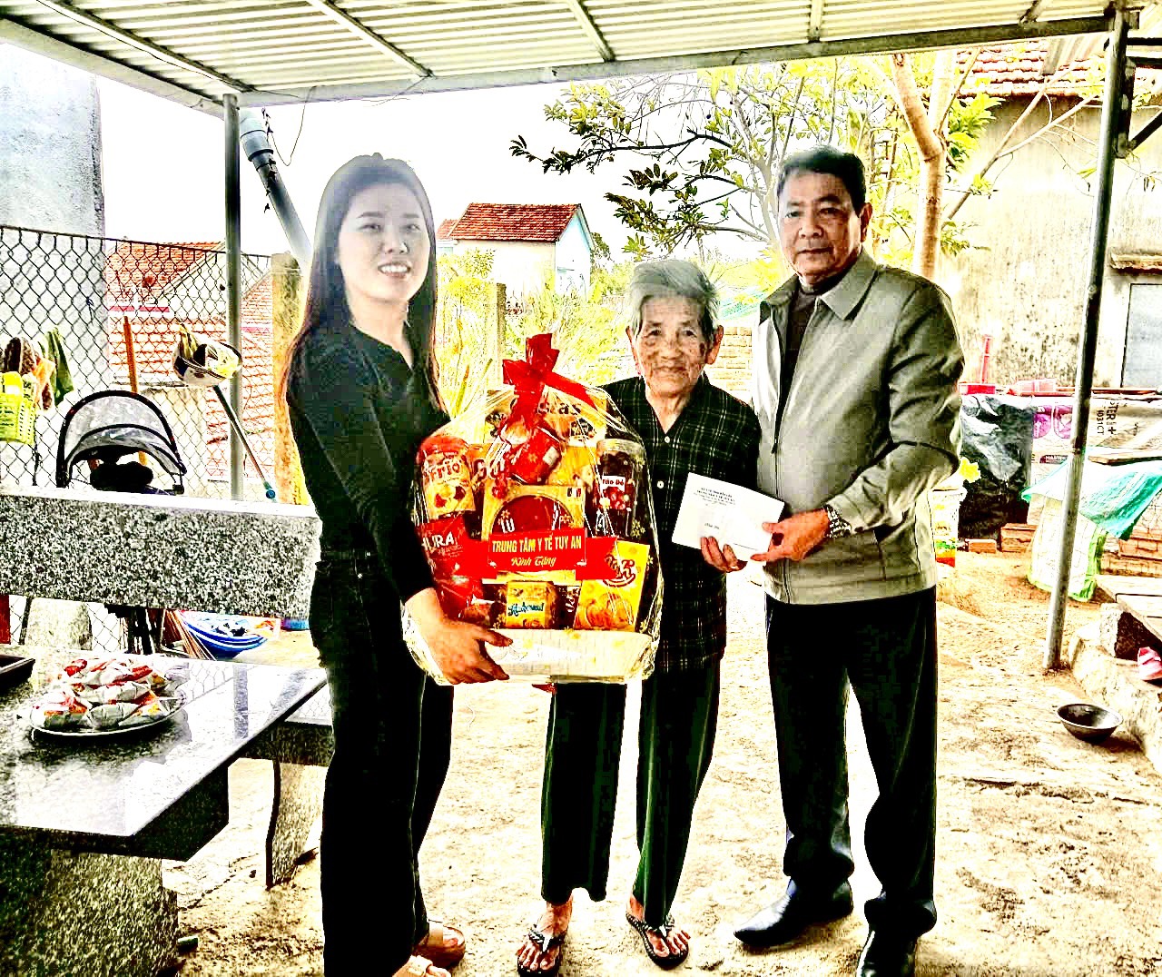 Trung tâm Y tế Tuy An đến thăm, tặng quà cho mẹ Việt nam Anh Hùng trong dịp tết nguyên đán 2026