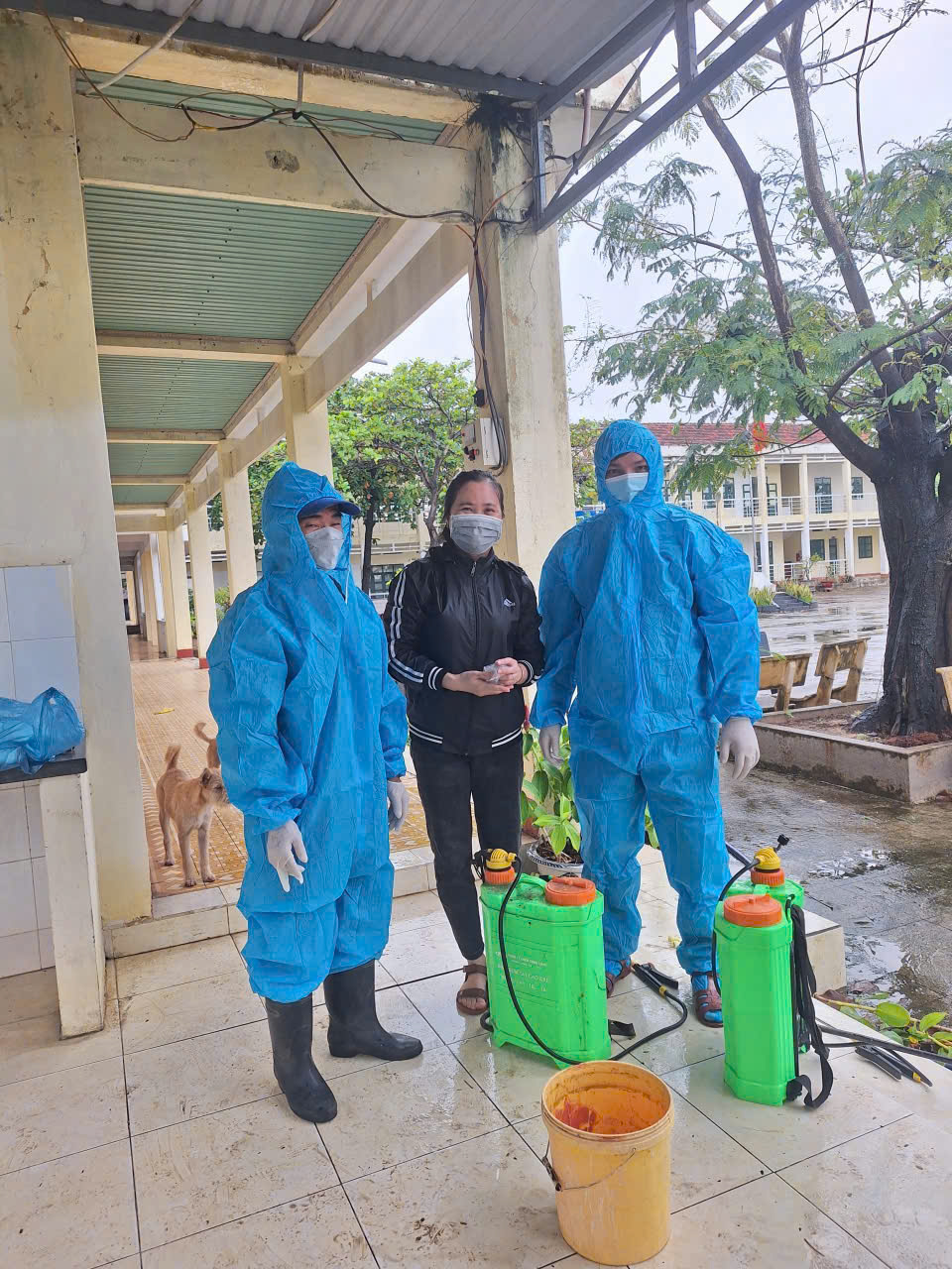 TTYT Tuy An phối hợp cùng các ban ngành đoàn thể tiến hành VSMT và khử khuẩn sau lũ lụt